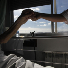 Un paciente y una enfermera se estrechan la mano en una de las habitaciones del Hospital San Juan de Dios de León