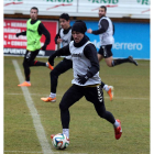 Rubén García, en primer plano, durante un entrenamiento de la Cultural esta temporada