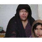 Akhtara, de 29 años, víctima de violencia doméstica, junto a su hija Gul Sanam, en su vivienda de Kabul (Afganistán).