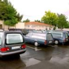 Un grupo de coches fúnebres espera para trasladar los cadáveres a sus lugares de origen