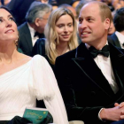 Kate Middleton con sus llamativos pendientes y el príncipe Guillermo en la ceremonia de los Bafta. DPA