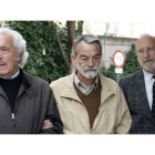 Manolo Zarzo, Ignacio Salas y Guillermo Summers a su llegada a la capilla ardiente.
