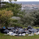 Las bolsas de basura de la foto llevan meses depositadas en el mismo lugar