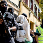 La Guardia Civil traslada al detenido del Cami del Mig de Mataró. QUIQUE GARCÍA