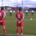 Los jugadores de ambos equipos guardaron un minuto de respetuoso silencio