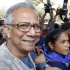 Mohamed Yunus sonríe a su llegada al Tribunal Superior de Dacca, este jueves.