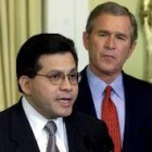 Bush observa a Alberto Gonzales en una comparecencia