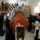 Las mujeres sujetan el Ramo de Cembranos vestido de cintas y velas
