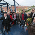 Simancas con representantes del PSOE, en la pasarela de San Andrés del Rabanedo sobre las vías del tren
