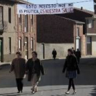 Las pancartas se colgaron el sábado por la noche