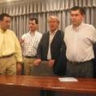 Juan Morano (con chaqueta), en el mitin del PP de ayer en La Bañeza