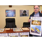 El organizador, con el cartel del evento. CEBRONES
