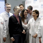 Vicente Sorribes, en el centro, primer paciente de la Comunidad Valenciana al que se le ha implantado un corazón mecánico junto al equipo médico que le intervino.