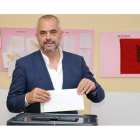 Edi Rama deposita su voto durante la jornada electoral celebrada en Albania.