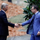 El rey estrecha la mano al presidente del N-VA, Bart De Wever. O. H.