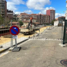 Las vallas bloquean ya el paso desde el cruce de Bilbao con La Vecilla. DL