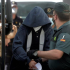 Uno de los tres detenidos encarcelados por el crimen de Samuel Luiz es escoltado de vuelta a la cárcel de Texeiro tras declarar ante el juez del Juzgado de Instrucción número 8 de A Coruña. EFE/ Cabalar