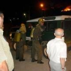 Vecinos de Losada y trabajadores forestales, observan el avance de las llamas la noche del incendio