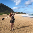 Una turista, en una playa de la isla hawaiana de Oahu, escenario donde se rodó Perdidos.