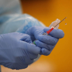 Una enfermera prepara una dosis de la vacuna de Pfizer en León. JESÚS F. SALVADORES