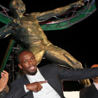 Usain Bolt, delante de su estatua en Kingston.