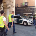 Agentes de la Guardia Civil salen de registrar el Ayuntamiento de Sant Celoni, el 28 de agosto del 2015.