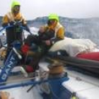 Dos tripulantes sobre el barco en la guardia de ayer por la mañana