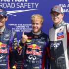 Mark Webber y Sebastian Vettel celebran que Red Bull ha copado la primera línea de la parrilla del GP de Italia, hoy, en Monza.