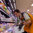 Un trabajador de Mercadona en un lineal del supermercado. AGENCIAS