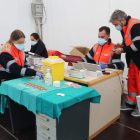 Sanitarios del Bierzo preparan la vacuna. L. DE LA MATA