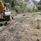 Los primeros trabajos de limpieza dejan al descubierto las antiguas vías del ferrocarril minero. CAMPOS
