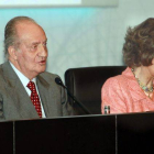 Los Reyes de España, Juan Carlos y Sofía, durante la ceremonia de entrega de las becas de la Caixa, hoy en Barcelona.