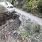 Talud derrumbado por la lluvia en la carretera de San Vicente a Vega de Espinareda.