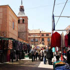 Imagen del mercado que cada domingo por la mañana se celebra en Santa María del Páramo. DL