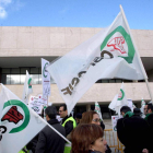 Concentración de trabajadores ayer ante las Cortes de Castilla y León.