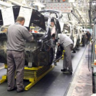 Cadena de montaje de automóviles que pesa en las exportaciones.