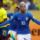 El delantero de Brasil, Neymar, celebra su gol de penalti ante Ecuador en la fase de clasificación para el Mundial 2018.