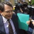 Imagen del ministro de Sanidad francés saliendo del palacio del Elíseo esta semana