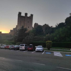 Imagen de los aparcamientos con el castillo al fondo. DL
