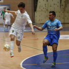 Mario Moyano controla un balón de forma espectacular. FERNANDO OTERO