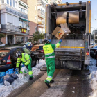 Operarios del servicio de limpieza retiran los cubos de basura de las calles de Madrid. RODRIGO JIMÉNEZ