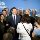 Rajoy y Cospedal posan durante un acto de entrega de carnés a afiliados en Toledo.