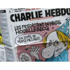 Un lector, con el número de la revista 'Charlie Hebdo'.