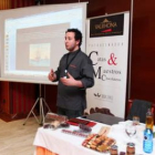 El maestro Julián Arranz impartió una charla sobre la historia del chocolate ayer en el Sica de Asto