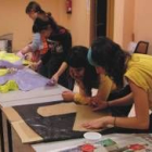 Los jóvenes participantes aprenden a diseñar trajes para el carnaval