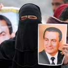 Una mujer celebra fuera del tribunal la absolución de Hosni Mubarak.