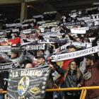 La afición del Unionistas volvió a dar ejemplo de fidelidad en el estadio Reino de León. MARCIANO PÉREZ