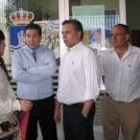 Joaquín Otero conversa con candidatos de la UPL de la comarca de Cistierna antes del mitin