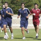 Varios jugadores del Cultural corren acompañados del nuevo entrenador del club leonés Luis Cembranos