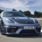 Porsche entrega el 718 Cayman GT4 RS Clubsport con la dotación necesaria para competir, desde la jaula antivuelco a los cinturones de 6 puntos; el asiento Recaro, las redes de seguridad, sistema de extinción de incendios y tres gatos neumáticos incorporados para el cambio rápido de ruedas en carrera. PRSCH